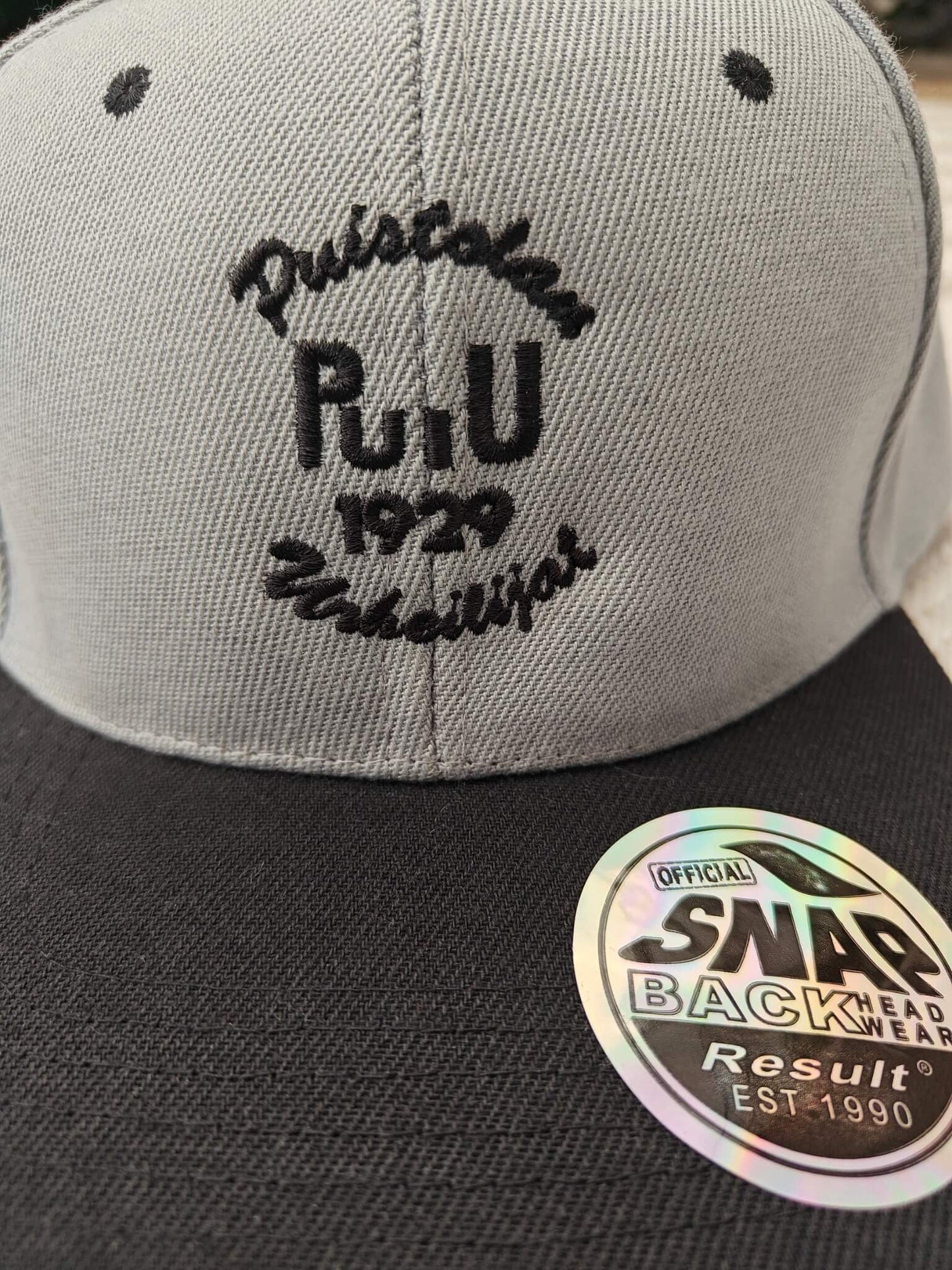 PuiU snapback lippis, mustaharmaa